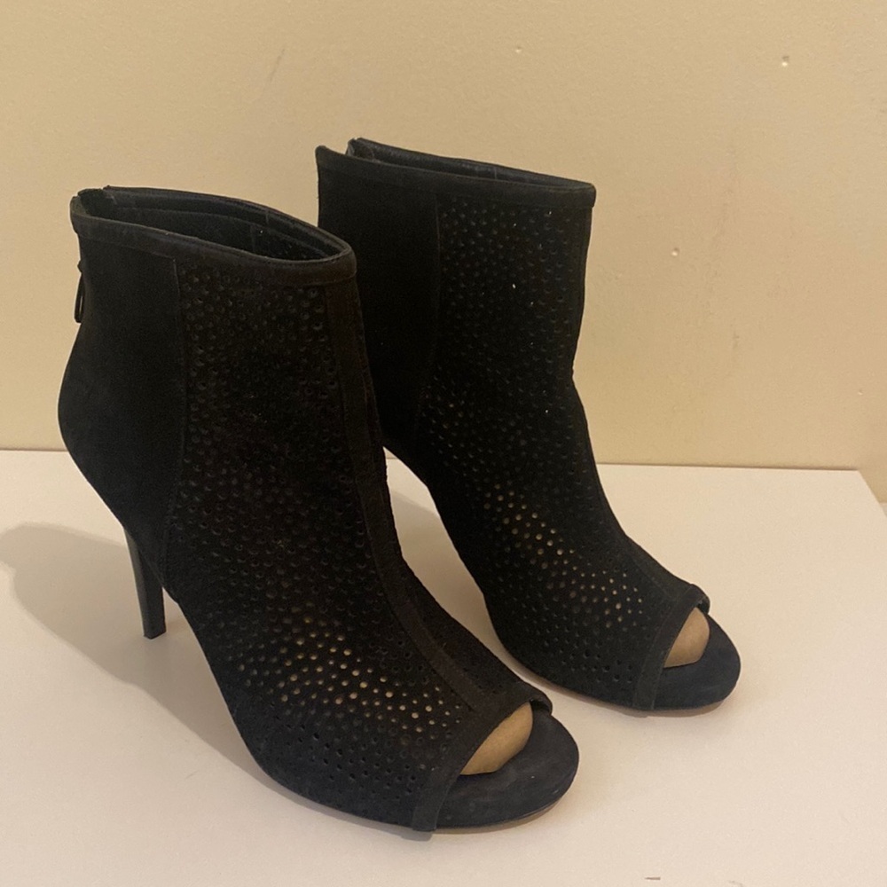 STUART WEITZMAN SIEDE BLACK PEEP TOE BOOTIES MESH CUTOUT HEELS. Size 10M